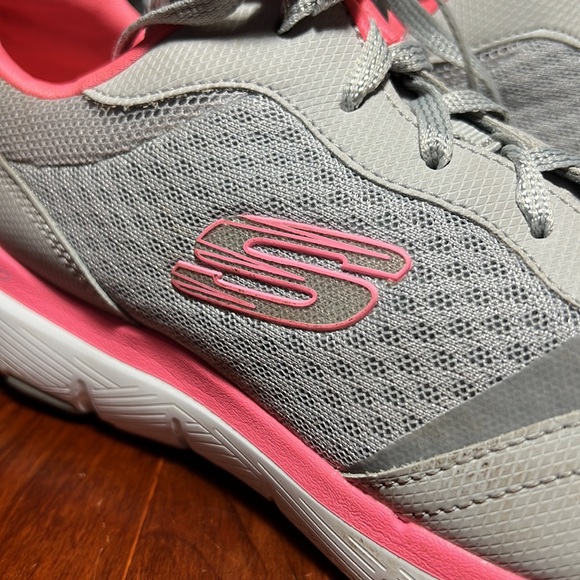Sketchers Lite-Weight Woman’s Pink & Grey Sneakers - Picture 2 of 11